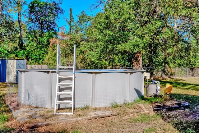 a view of a backyard