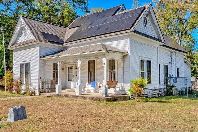 a view of a house with backyard porch and garden