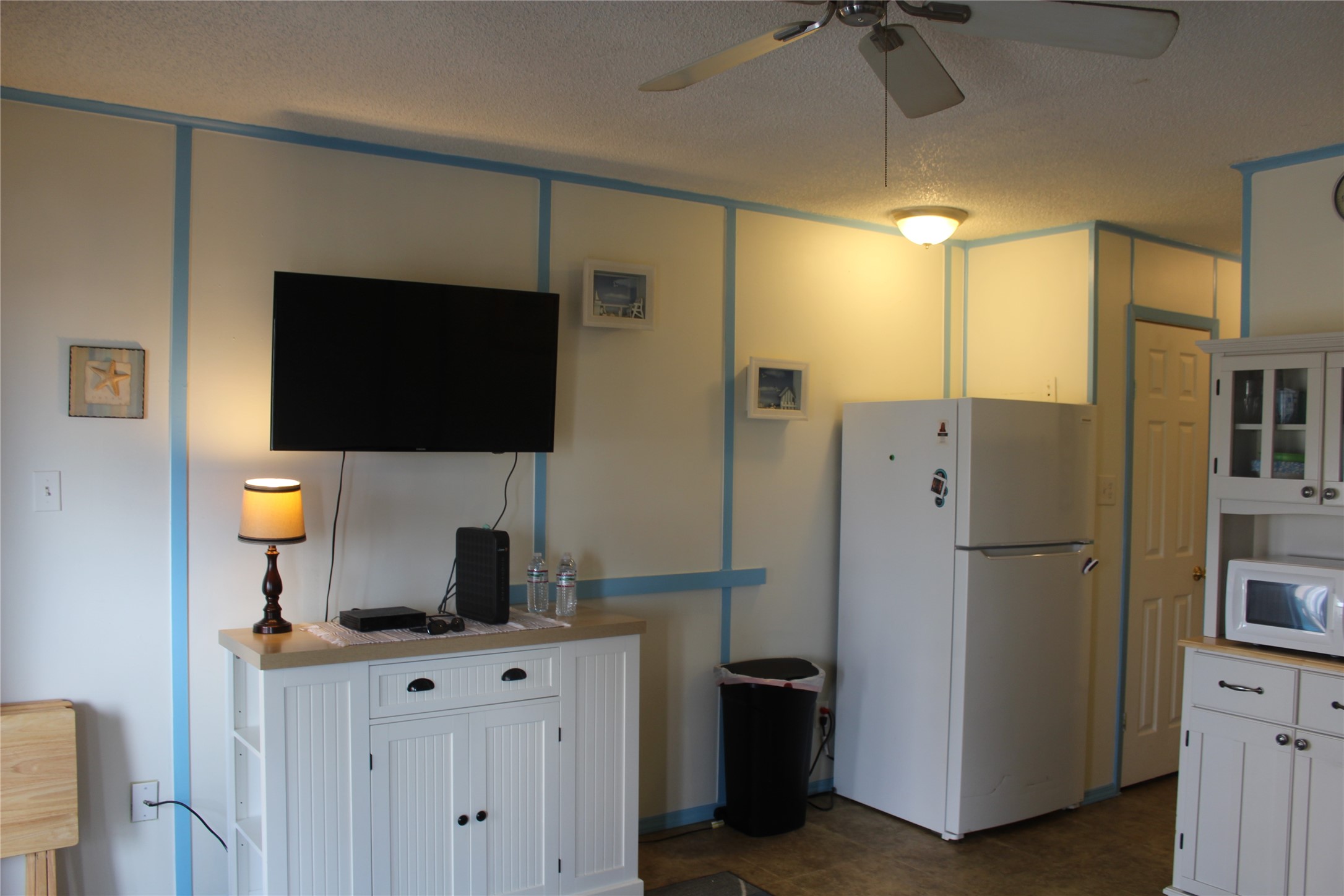 3938 Surfside Boulevard Corpus Christi, TX 78402 - Photo 7 of 21 Kitchen/living room