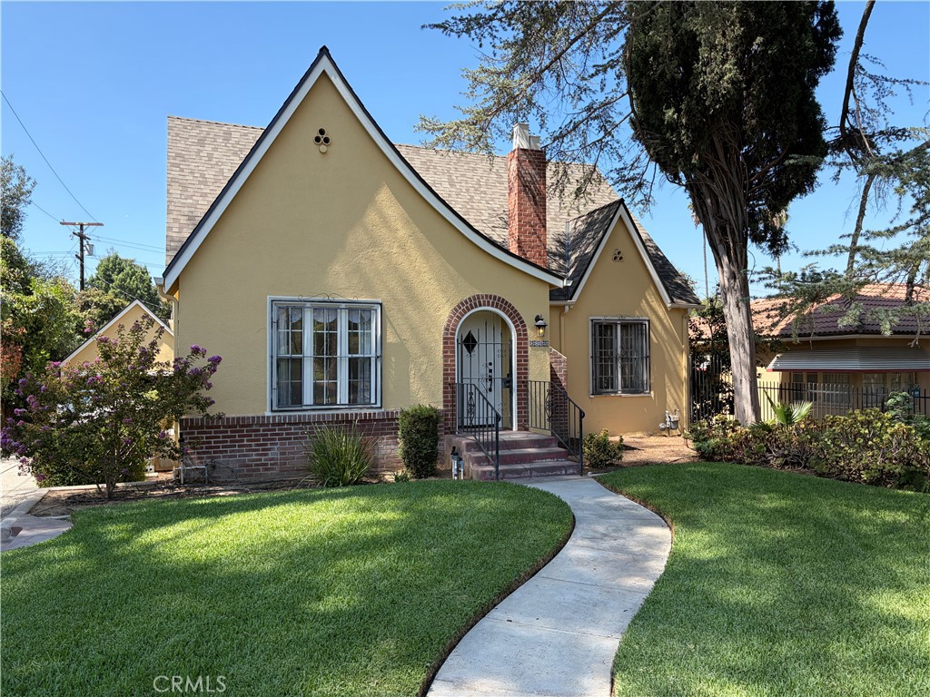 3265 Pine Street Front Walkway