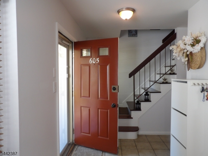 605 Timber Oaks Road Edison, NJ 08820 - Photo 4 of 25
