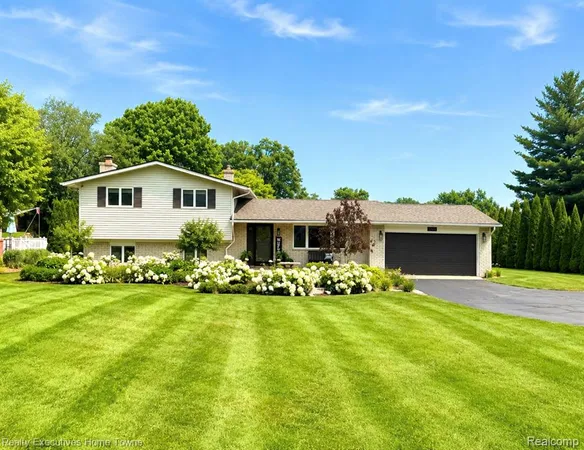 $749,900 | 3460 Ramada Drive, Highland, MI 48356