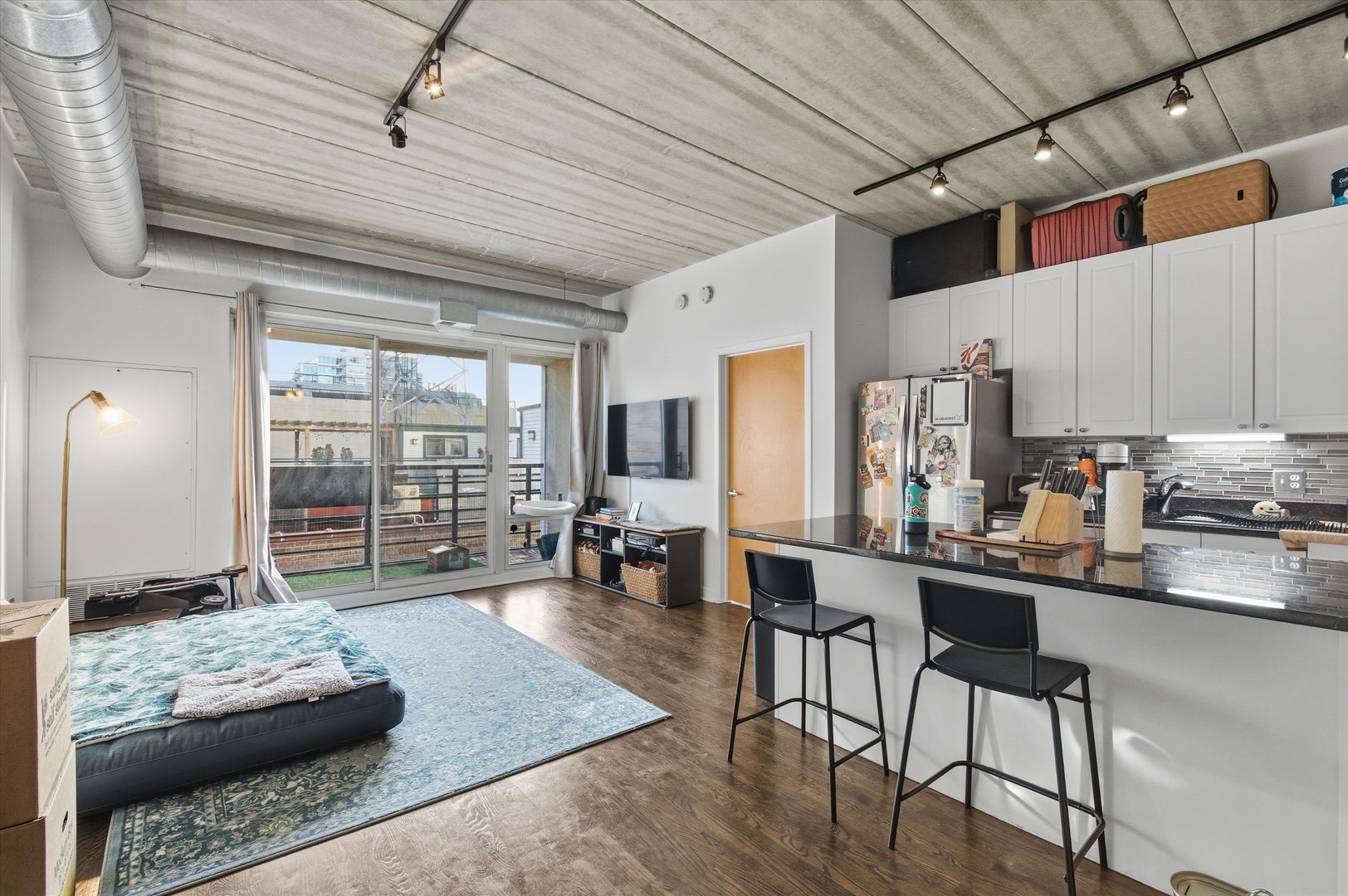 1440 South Michigan Avenue, Unit 415 Chicago, IL 60605 - Photo 5 of 18 a living room with furniture and a window