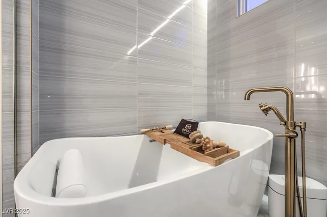 $2,100,000 | 12544 Claymore Highland Avenue, Las Vegas, NV 89138