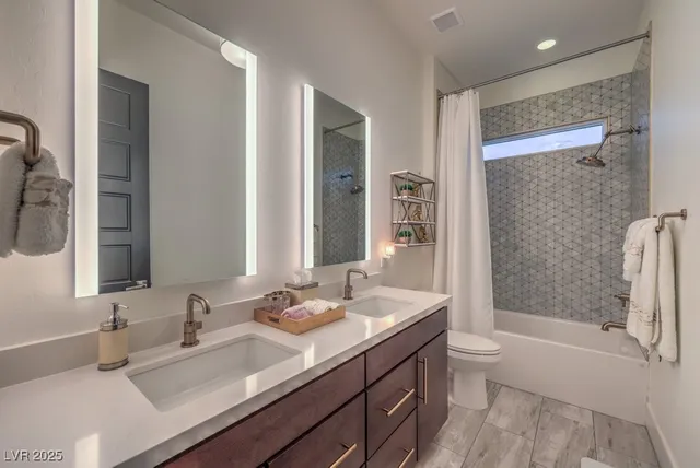 $2,100,000 | 12544 Claymore Highland Avenue, Las Vegas, NV 89138