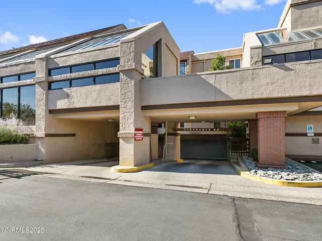 $1,700 | 3095 Lakeside Drive, Unit 305, Reno, NV 89509