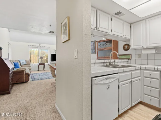 $1,700 | 3095 Lakeside Drive, Unit 305, Reno, NV 89509