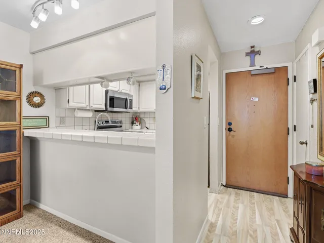 $1,700 | 3095 Lakeside Drive, Unit 305, Reno, NV 89509