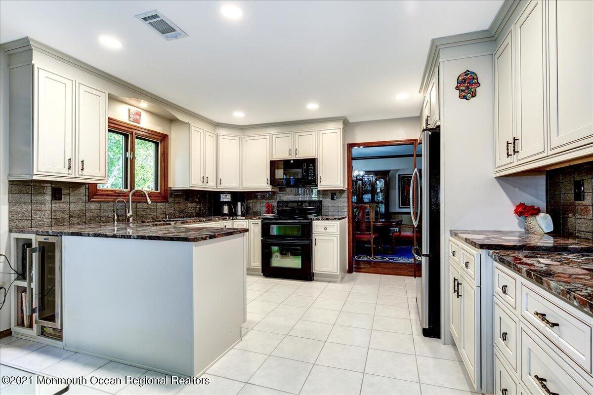 27 Nottingham Road Manalapan, NJ 07726 - Photo 13 of 41 22-27Nottingham_022