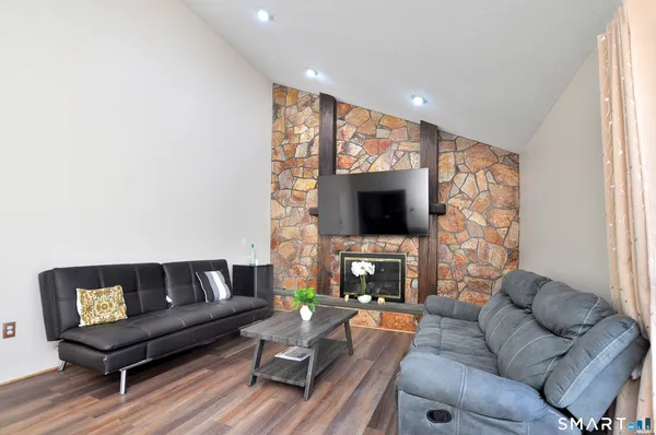 $729,900 | 25 Hampshire Drive, Glastonbury, CT 06033