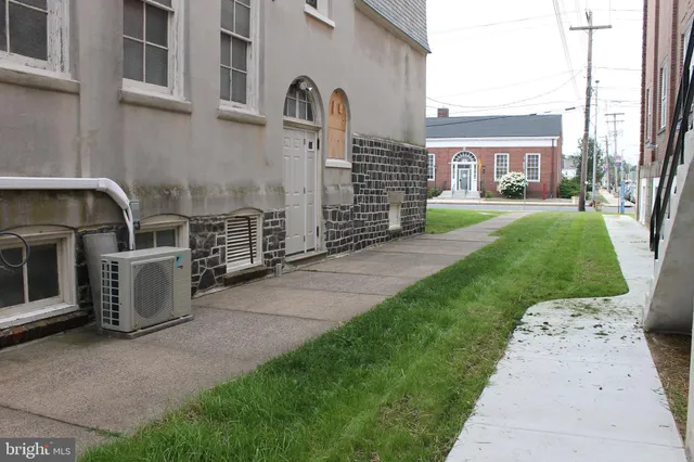 $1,975 | 415 West Broad Street, Quakertown, PA 18951