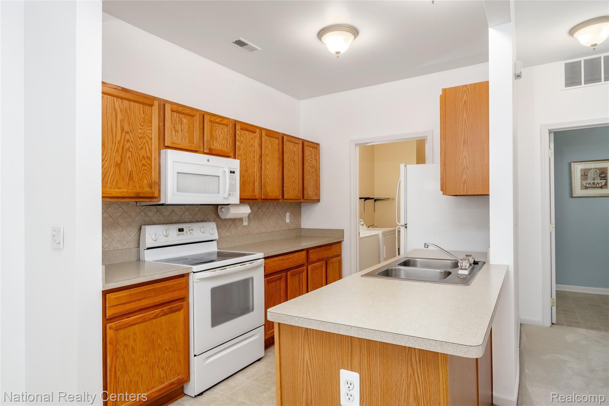 11756 Farmington Road Livonia, MI 48150 - Photo 9 of 24 All appliances included