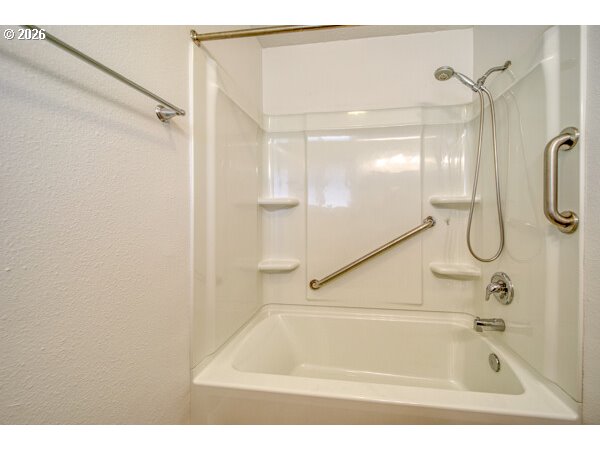 2950 Greenbriar Street Reedsport, OR 97467 - Photo 18 of 47 Owner's Suite Bathroom