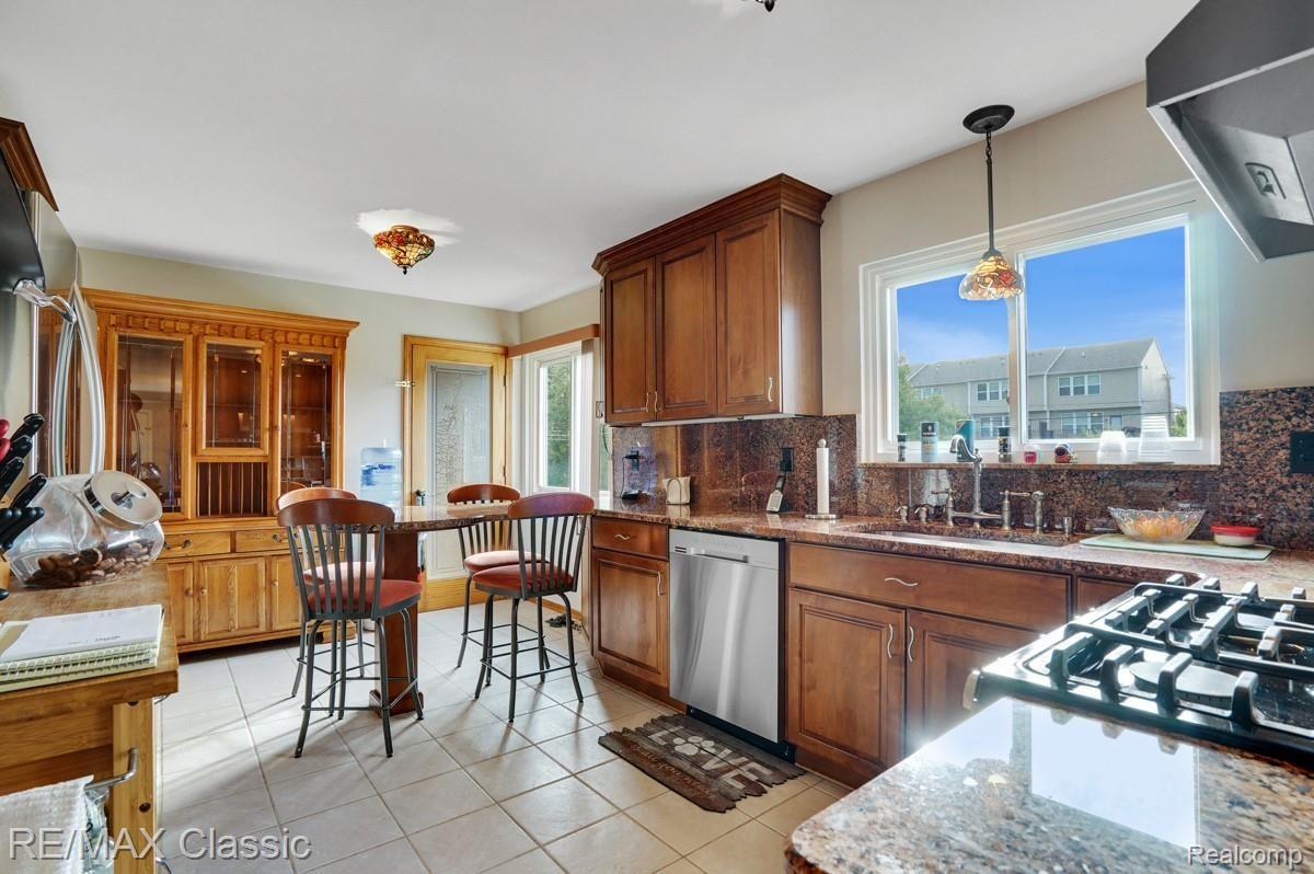 28095 Dixon Road Novi, MI 48377 - Photo 6 of 41 dsc08880-dsc08882.jpg