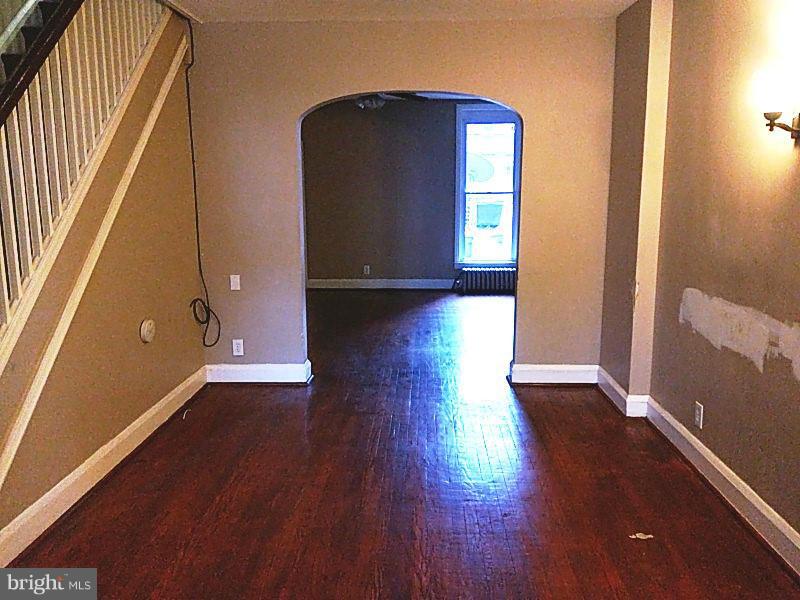 3903 Woodridge Road Baltimore, MD 21229 - Photo 5 of 27 Living Room