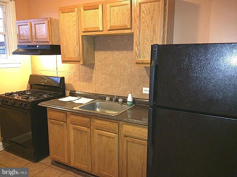 3903 Woodridge Road Baltimore, MD 21229 - Photo 9 of 27 Kitchen