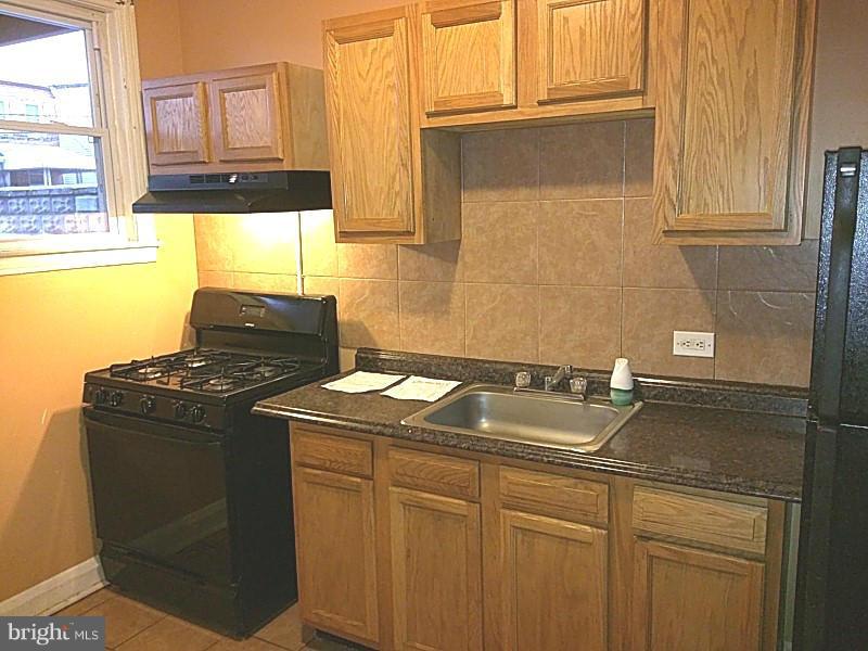 3903 Woodridge Road Baltimore, MD 21229 - Photo 10 of 27 Kitchen