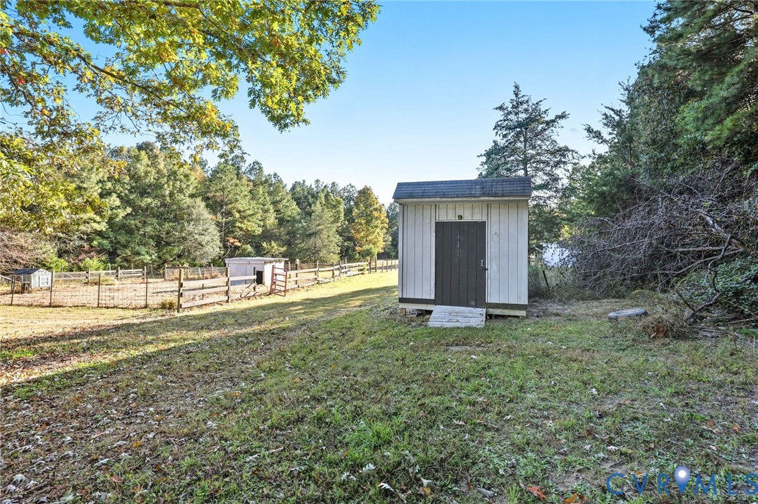 7410 Richmond Road Amelia Court House, VA 23002 - Photo 22 of 39 a view of a backyard with large trees