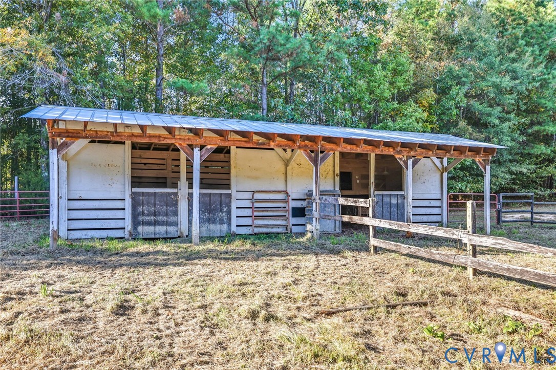 7410 Richmond Road Amelia Court House, VA 23002 - Photo 29 of 39 a view of a backyard with a small barn