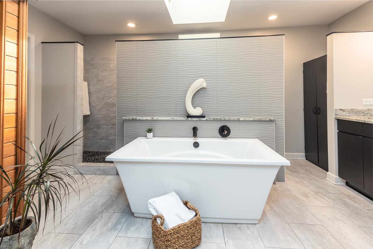 110 Wallace Road Memphis, TN 38117 - Photo 16 of 25 a bathroom with a bathtub and a sink