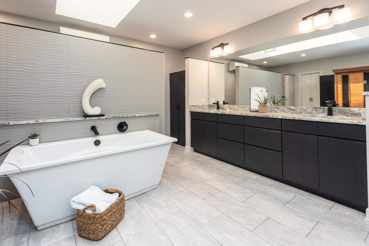 110 Wallace Road Memphis, TN 38117 - Photo 17 of 25 a bathroom with a tub sink and mirror