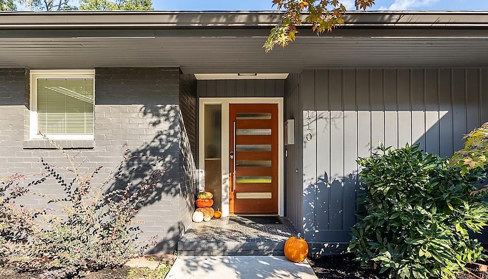 110 Wallace Road Memphis, TN 38117 - Photo 2 of 25 a house with a outdoor space