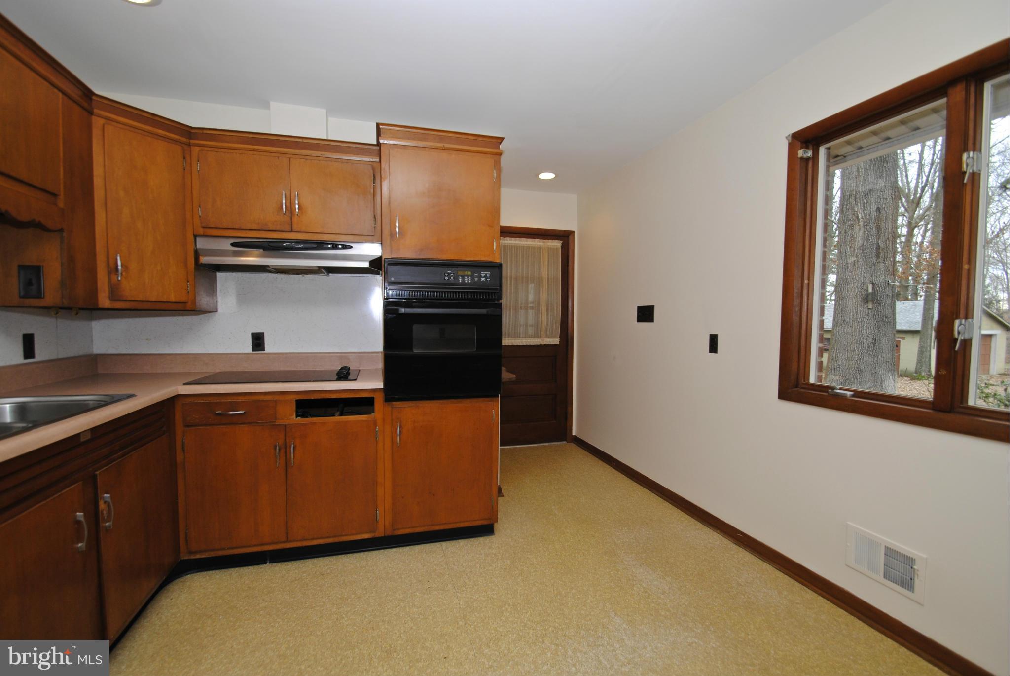 1289 Rossback Road Davidsonville, MD 21035 - Photo 9 of 19 Kitchen