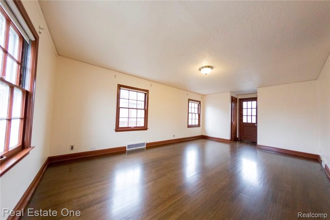 180 Riverside Drive Detroit, MI 48215 - Photo 21 of 30 MAster Bedroom.jpg