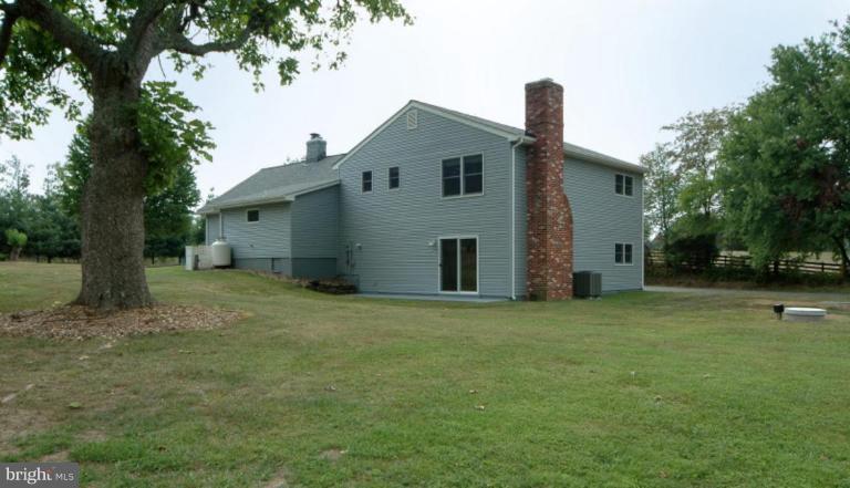 40264 Braddock Road Aldie, VA 20105 - Photo 16 of 19 Back yard