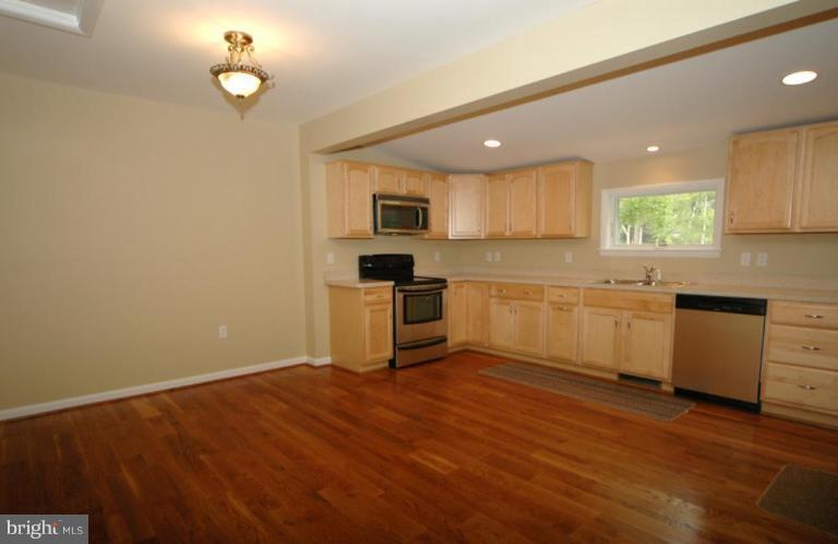 40264 Braddock Road Aldie, VA 20105 - Photo 5 of 19 Dining area and Kitchen