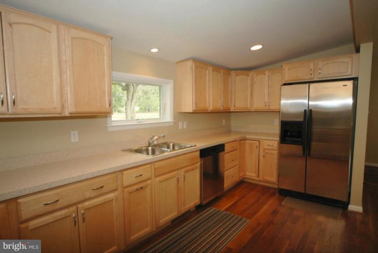 40264 Braddock Road Aldie, VA 20105 - Photo 6 of 19 Lovely cheerful kitchen