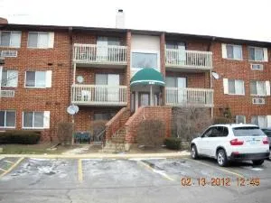 $1,975 | 820 North Lakeside Drive, Unit 2A, Vernon Hills, IL 60061