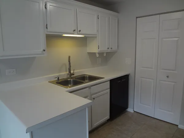 $1,950 | 220 Brett Circle, Unit B, Wauconda, IL 60084