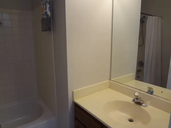 $1,950 | 220 Brett Circle, Unit B, Wauconda, IL 60084