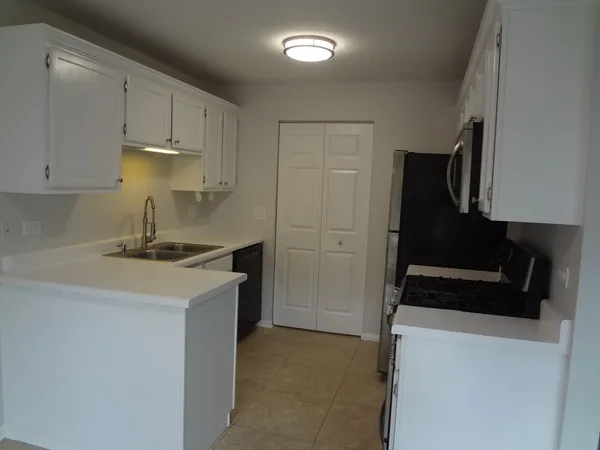 $1,950 | 220 Brett Circle, Unit B, Wauconda, IL 60084