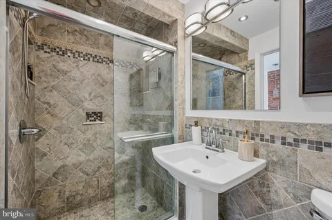 a view of sitting area with furniture