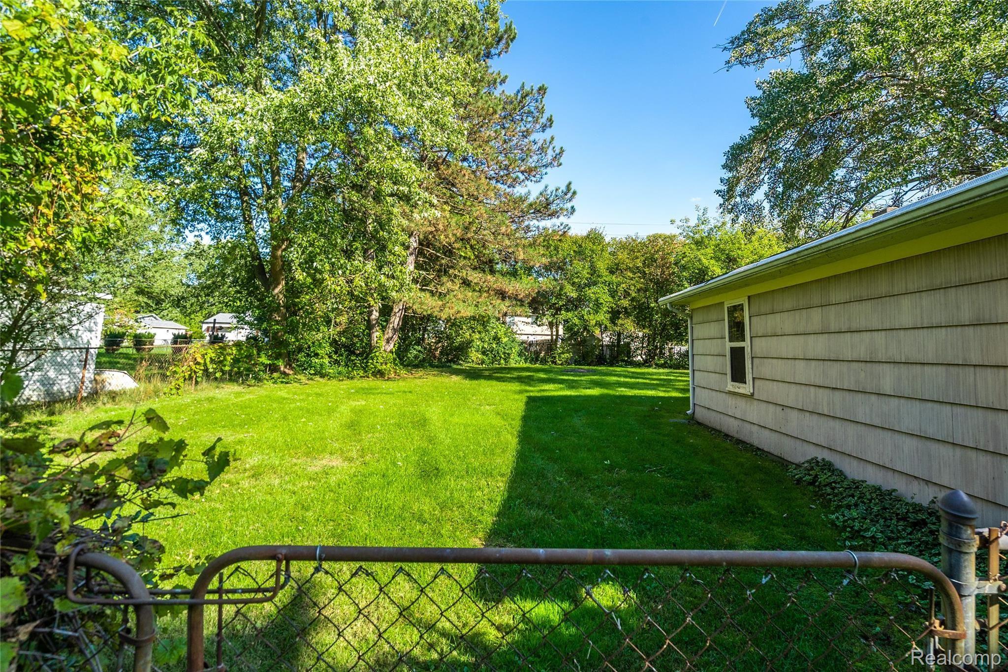 5270 Drayton Road Clarkston, MI 48346 - Photo 10 of 29 Exteriors (10 of 12).jpg