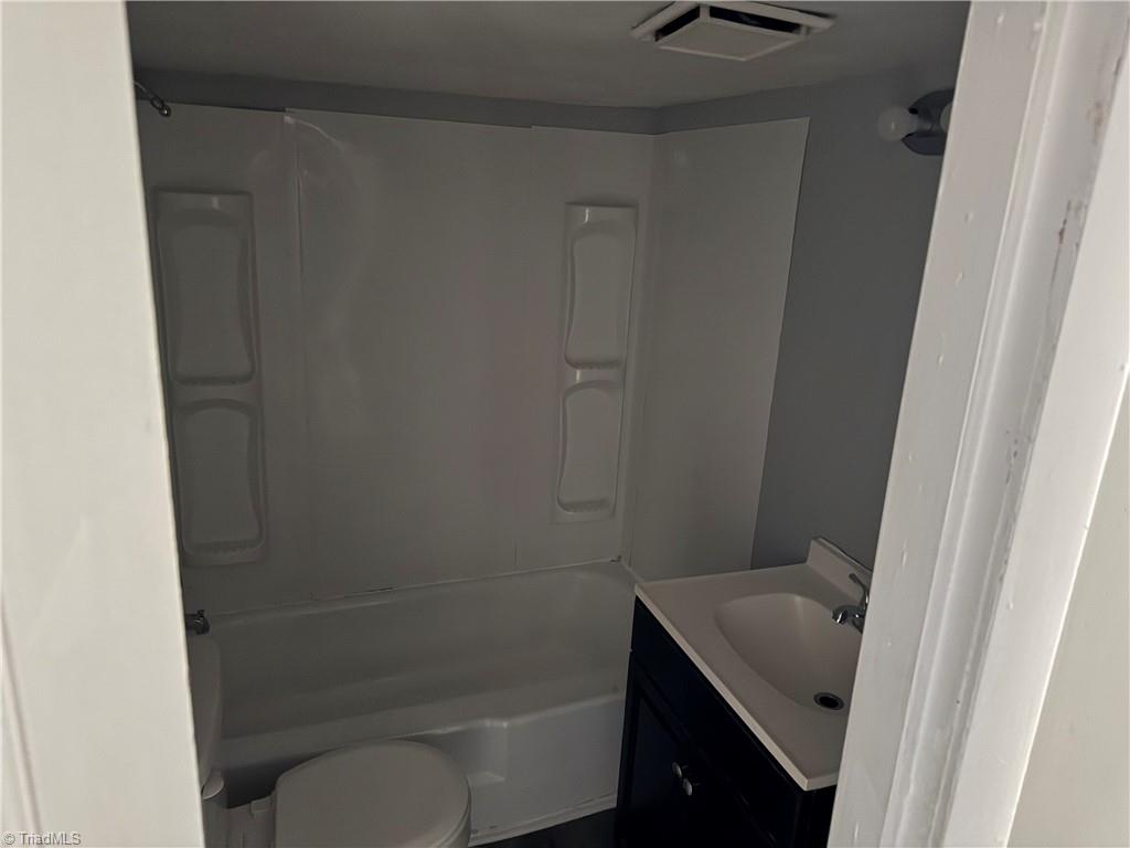 505 Pomeroy Place High Point, NC 27260 - Photo 10 of 12 Bathroom
