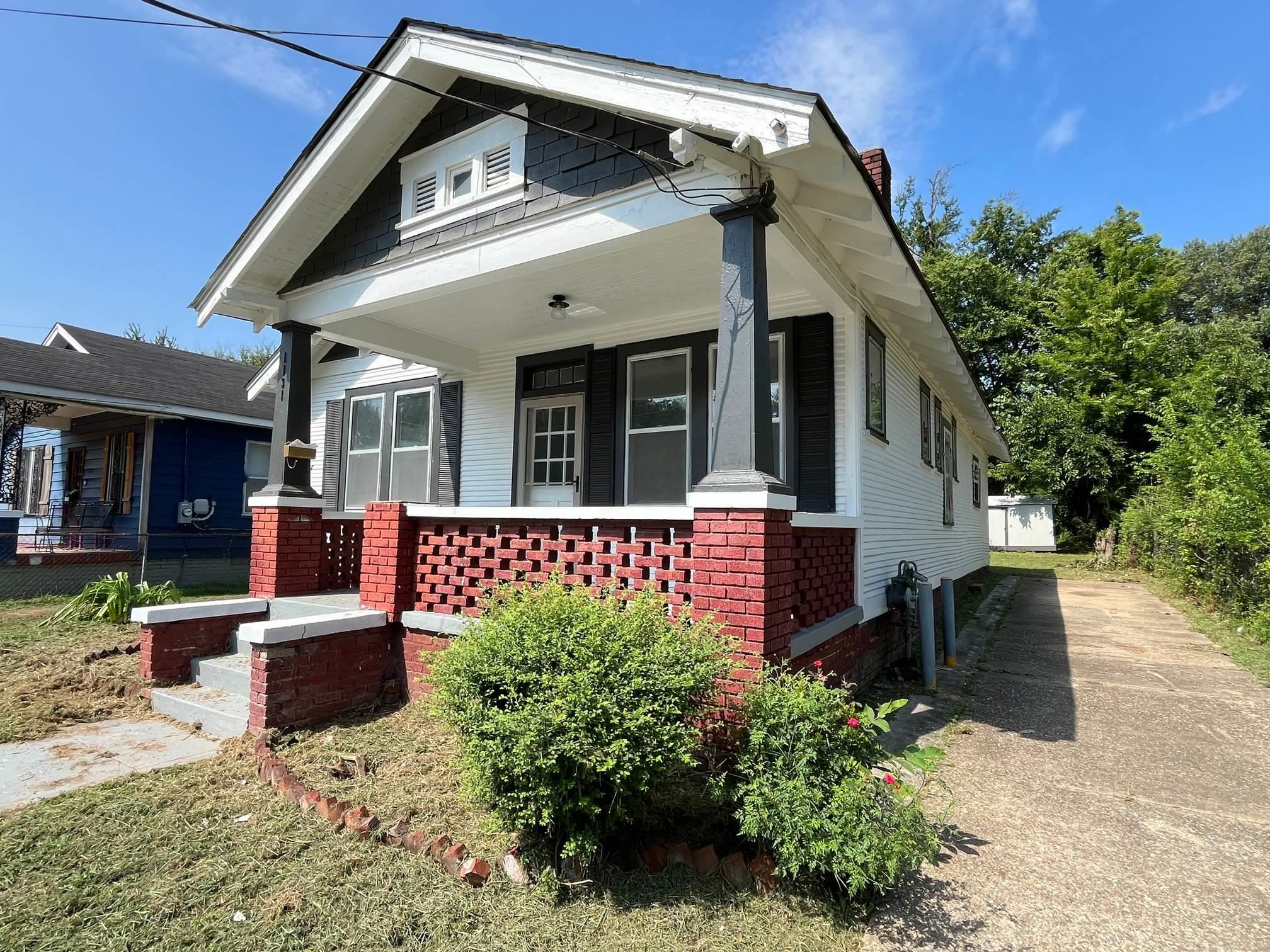 1131 Rozelle Street Memphis, TN 38106 - Photo 3 of 19 a front view of a house with garden