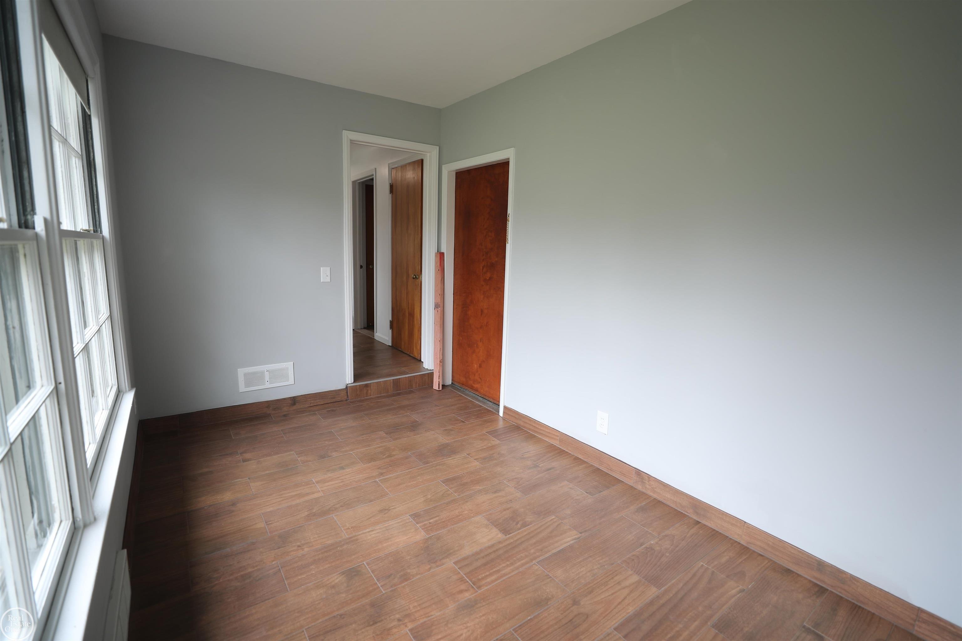 1111 South Renaud Road Grosse Pointe, MI 48236 - Photo 11 of 38 50103250-10.JPG