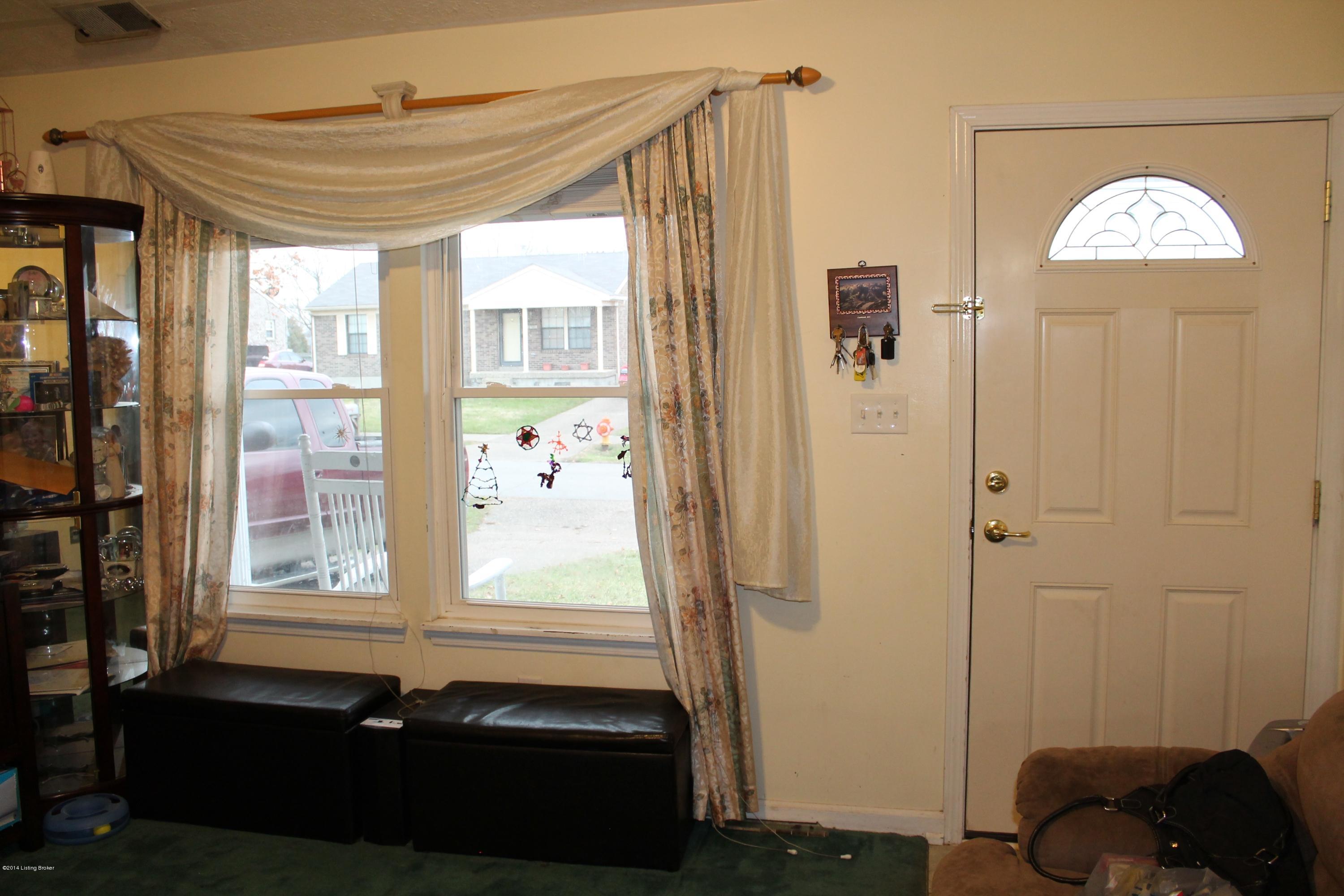 4707 Ridgeway Court Louisville, KY 40229 - Photo 2 of 22 Living Room