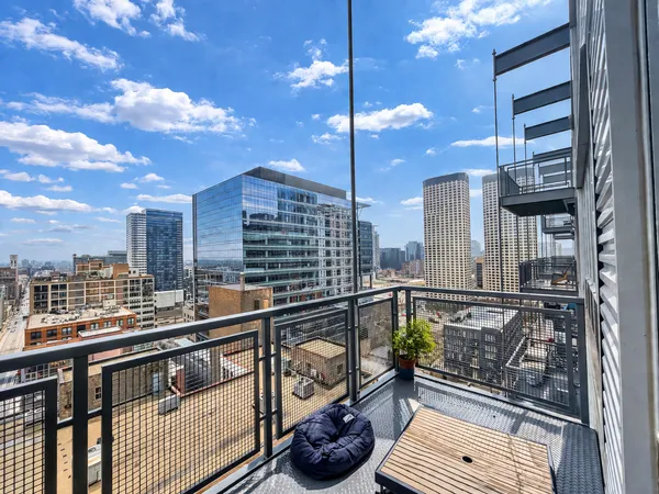 $4,300 | 565 West Quincy Street, Unit 1709, Chicago, IL 60661