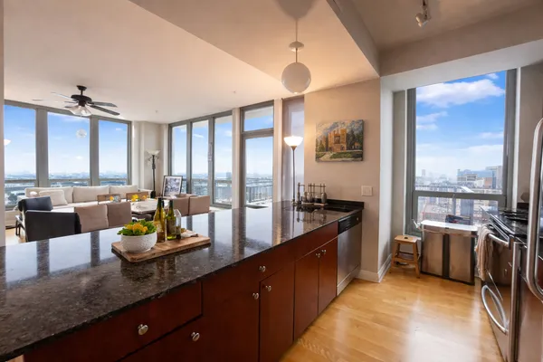 $4,300 | 565 West Quincy Street, Unit 1709, Chicago, IL 60661