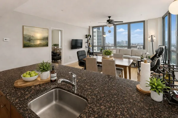 $4,300 | 565 West Quincy Street, Unit 1709, Chicago, IL 60661