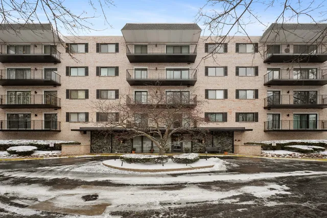 $240,000 | 1-s150 Spring Road, Unit 4K, Oak Brook, IL 60523