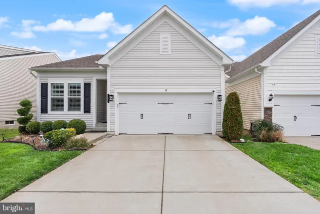 a view of a house with a yard and plants