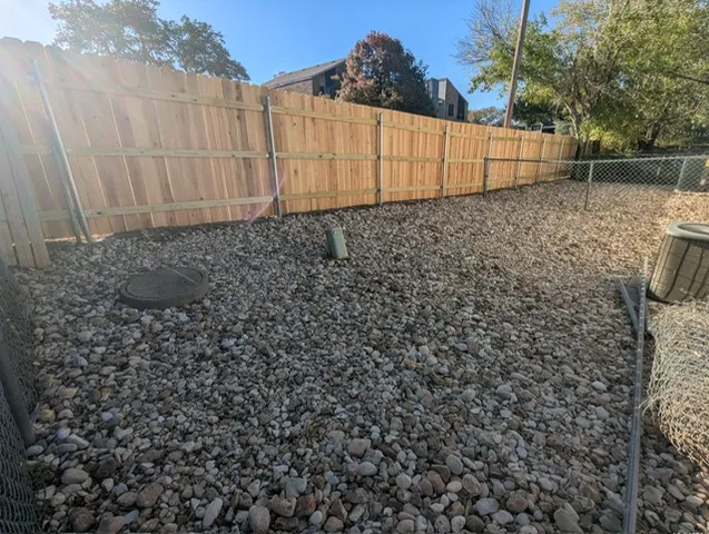 a view of a backyard