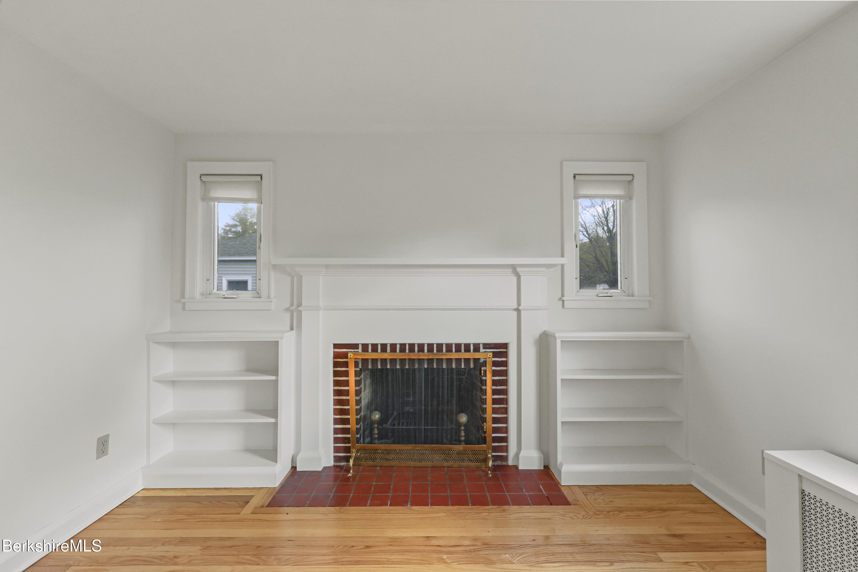 194 Eleanor Road Pittsfield, MA 01201 - Photo 8 of 39 40 Living Room