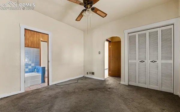 a view of empty room with ceiling fan