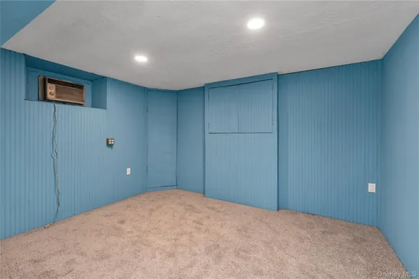 a view of a big room with closet